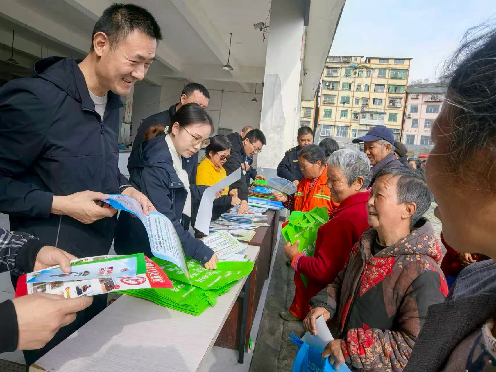 工作人员向村民们宣传农产品安全质量承诺证书相关作用.jpg 亚洲精品无码高潮喷水A片小说